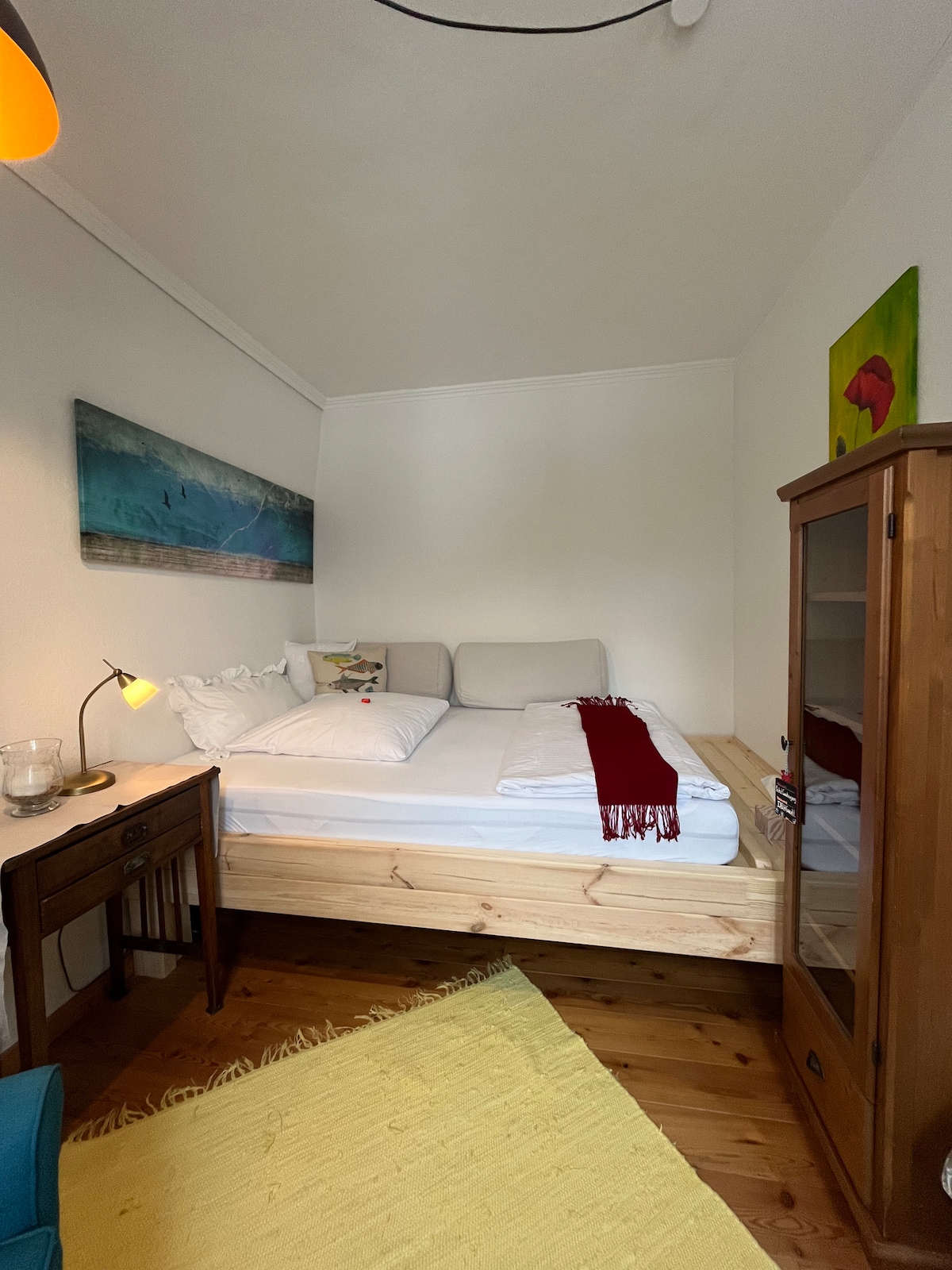Erfolgreiche Airbnb-Immobilie: Blue on the outside, cozy on the inside - beautiful double room in Husum