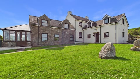 Stormy Castle - 6 Bedroom Sleeps 14 - Llangennith