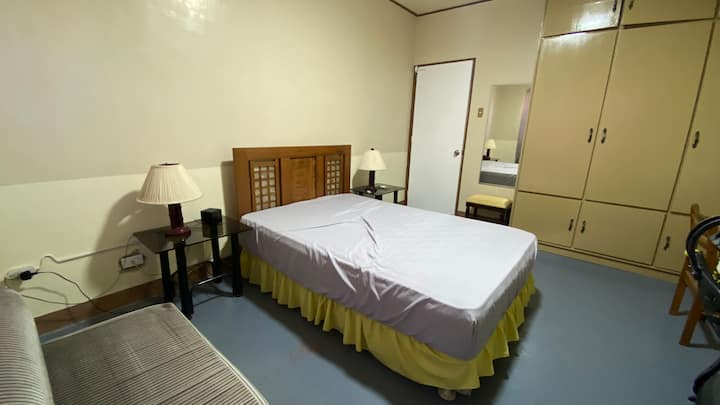 Dormitorio 1, también el dormitorio de la pareja y el niño pequeño se encuentra a la izquierda procedente de las escaleras. Los dos primeros huéspedes, generalmente la pareja, y el quinto, generalmente un niño, se quedan aquí. Es una habitación más grande y una ACU de 2 CV proporciona comodidad.