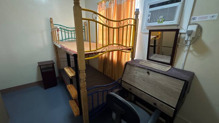 Se proporciona una habitación de 3/4 hp ACU para enfriar el dormitorio 2 durante los días más cálidos. Del mismo modo, también se proporciona un ventilador de escritorio para hacer circular el aire.