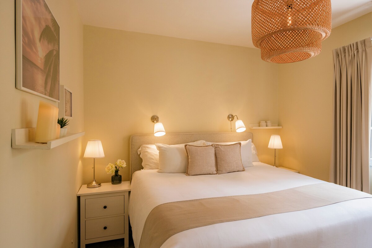 Mwangaza, hewa safi na starehe, na mashuka ya mianzi yenye ubora wa hoteli, mapazia meusi na kiyoyozi tulivu.