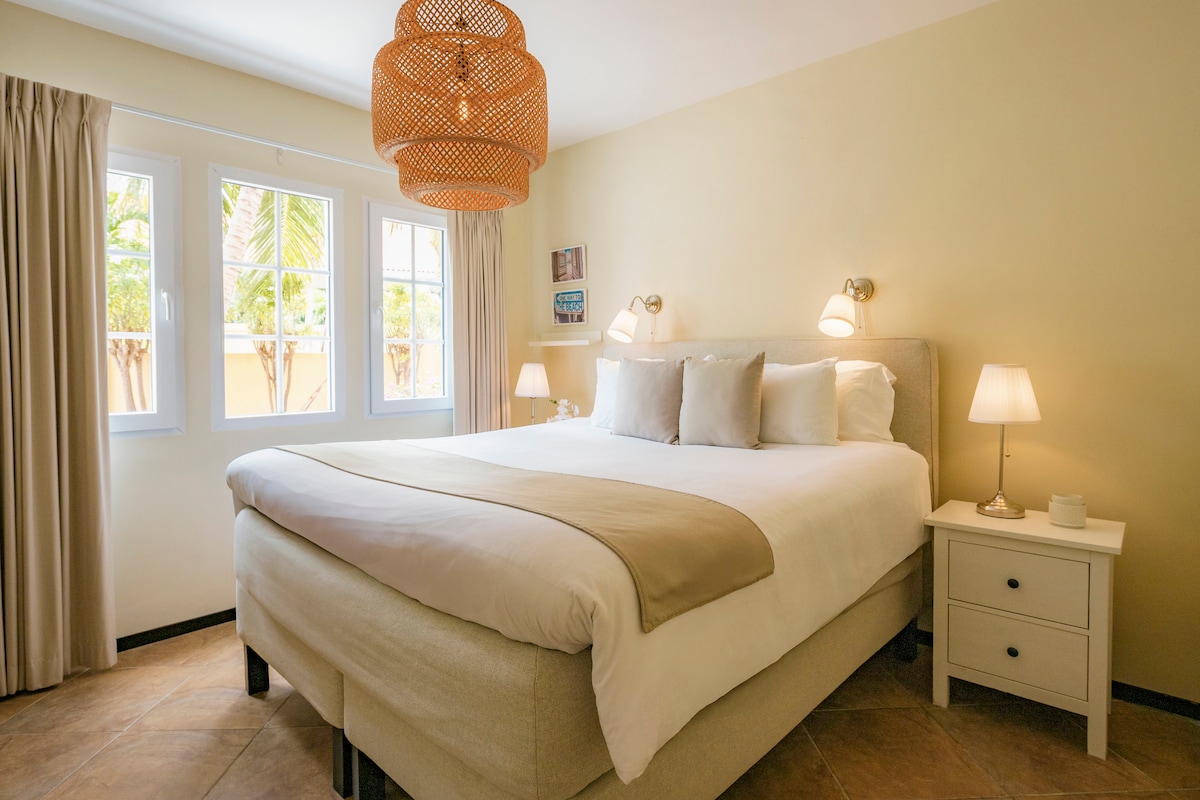 Chumba cha pili: Chumba cha kulala cha mfalme chenye kiyoyozi na mwanga wa asili.