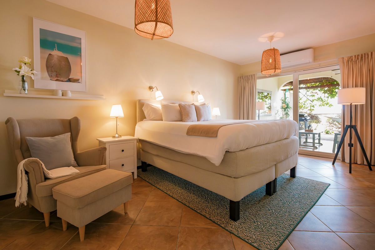 Chumba cha kulala cha King chenye ufikiaji wa baraza – amka na uende moja kwa moja nje.