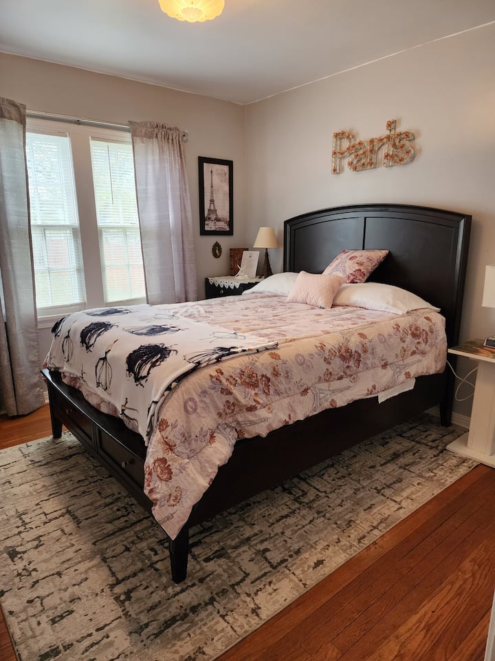 Relájate en la habitación de París en esta cama de plataforma tamaño queen con un colchón extra grueso.