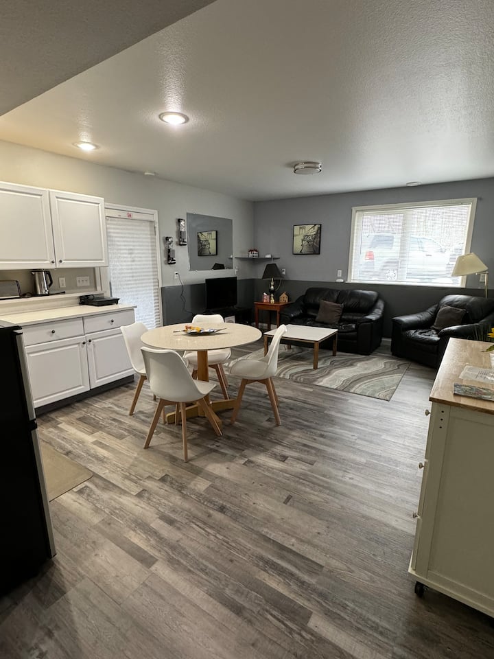 Cozy Place In A Quiet Neighborhood/2br+2bath - Anchorage, AK