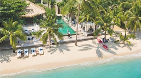 Unique and exclusive villa on the beach