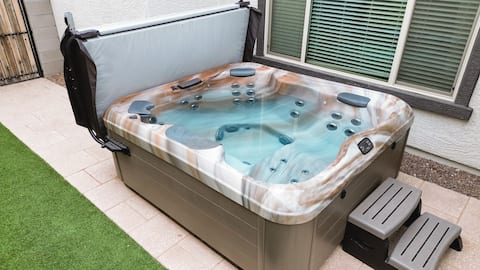 Modern 3 Br, 2.5ba desert villa w/ Hot Tub