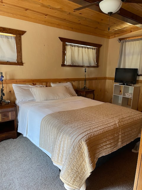 2 bdrms on 20 ac 7 min from Waitts lake private hm