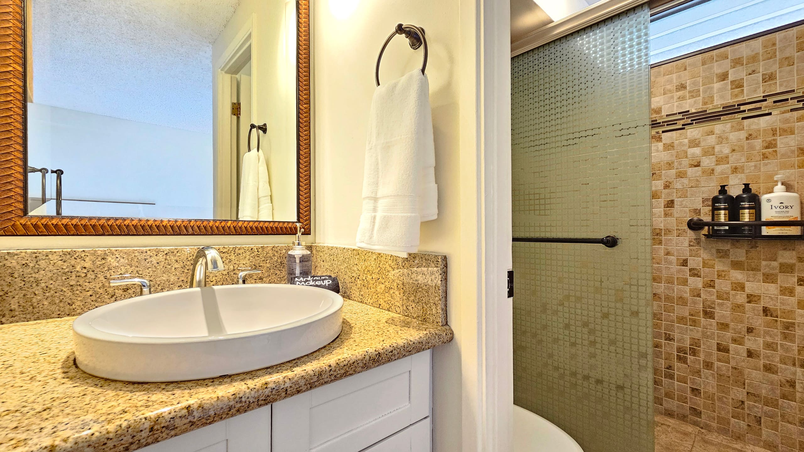 Condo in Honolulu · ★4.67 · Studio · 1 bed · 1 shared bath - Image 19