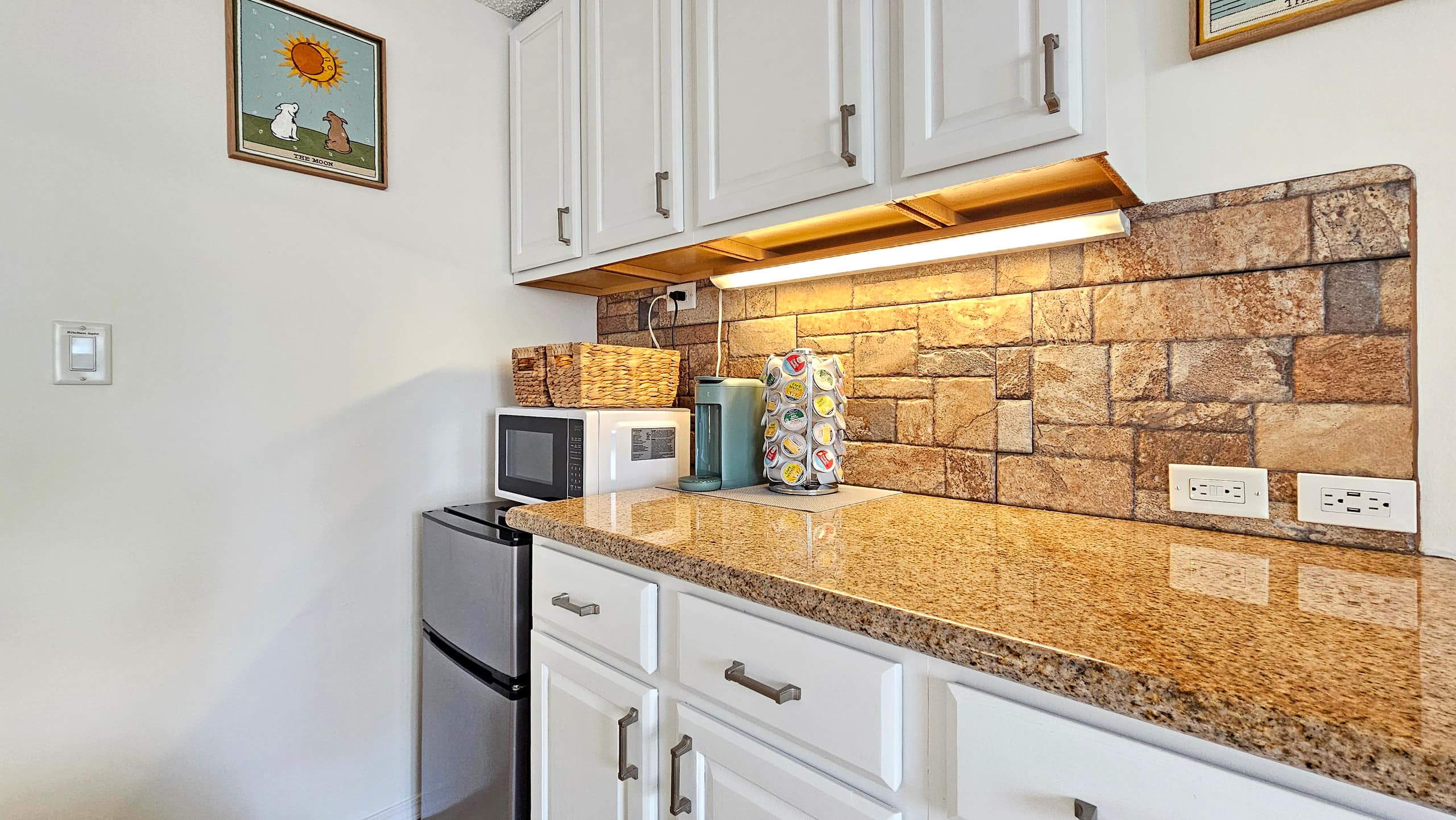 Condo in Honolulu · ★4.67 · Studio · 1 bed · 1 shared bath - Image 13