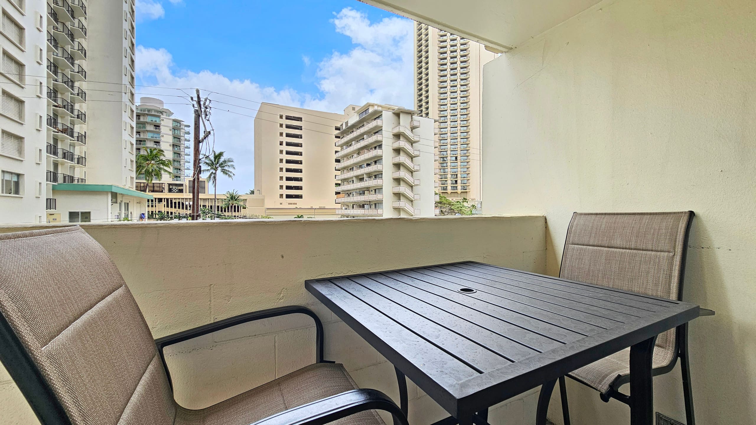 Condo in Honolulu · ★4.67 · Studio · 1 bed · 1 shared bath - Image 2