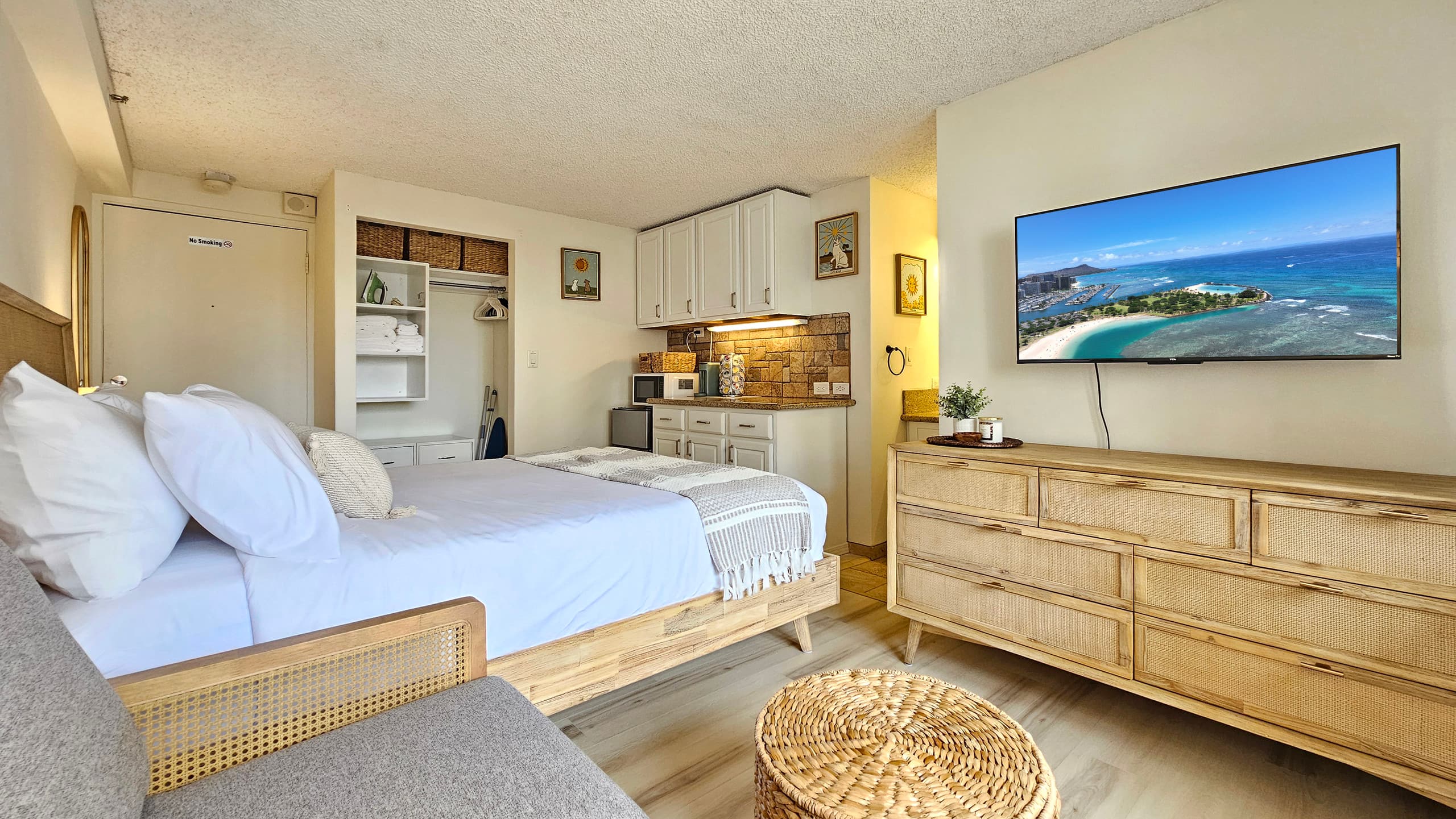 Condo in Honolulu · ★4.67 · Studio · 1 bed · 1 shared bath - Image 3
