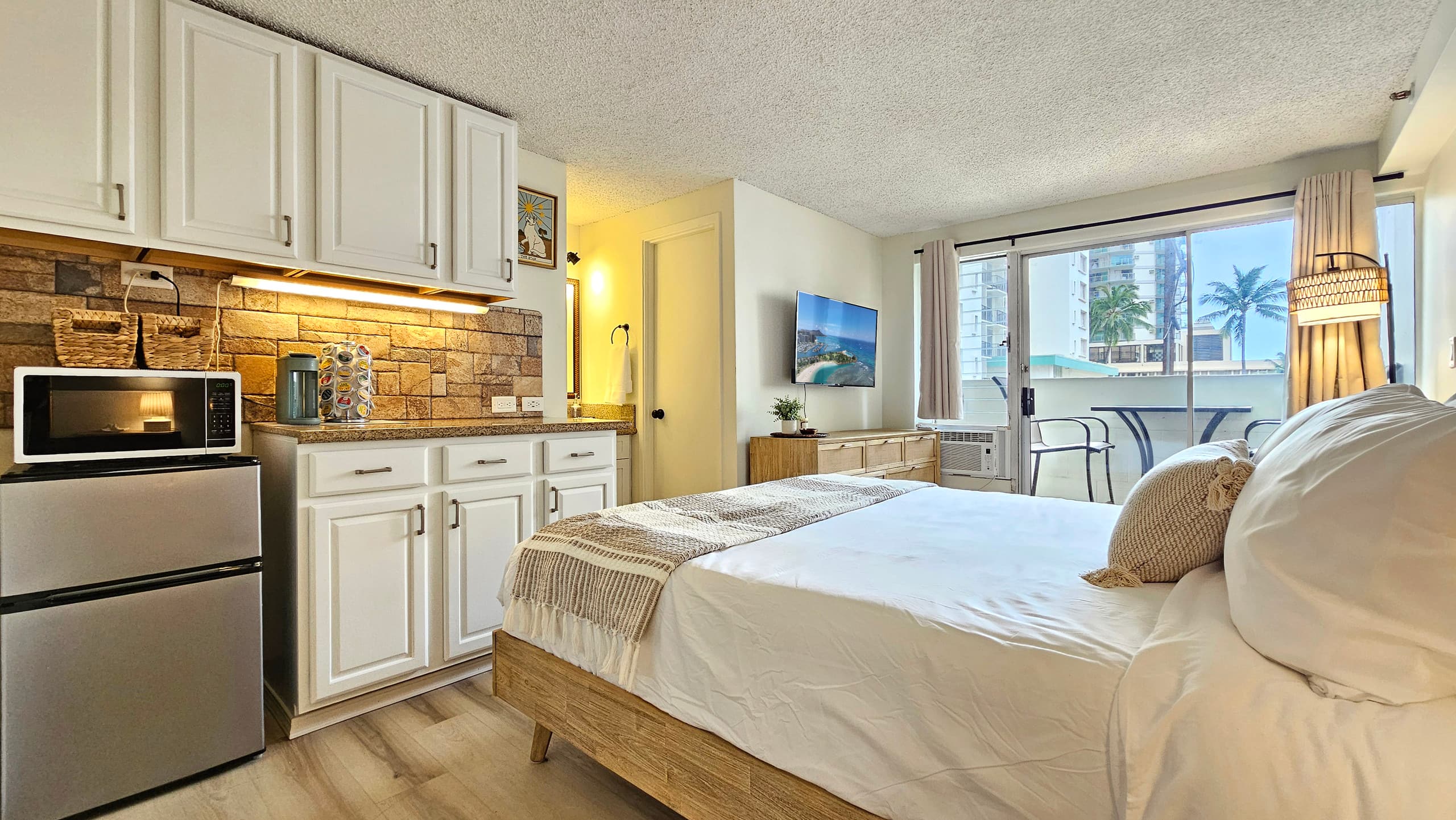 Condo in Honolulu · ★4.67 · Studio · 1 bed · 1 shared bath - Image 1