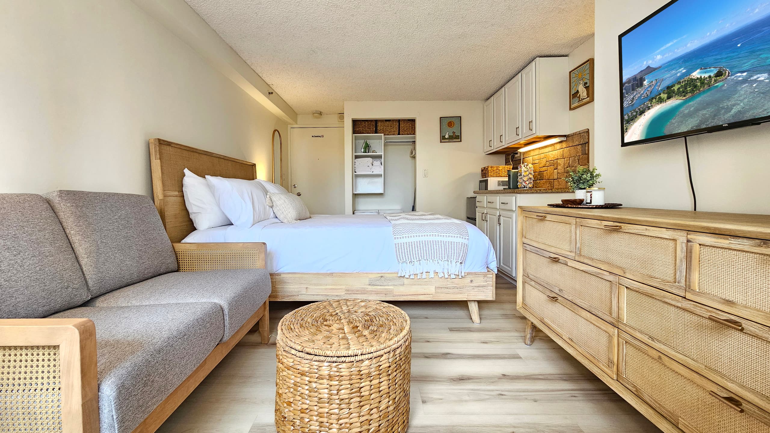 Condo in Honolulu · ★4.67 · Studio · 1 bed · 1 shared bath - Image 4