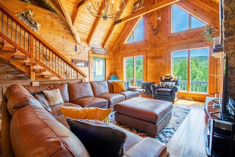 Hot Tub, Scenic Views, Pet Friendly!