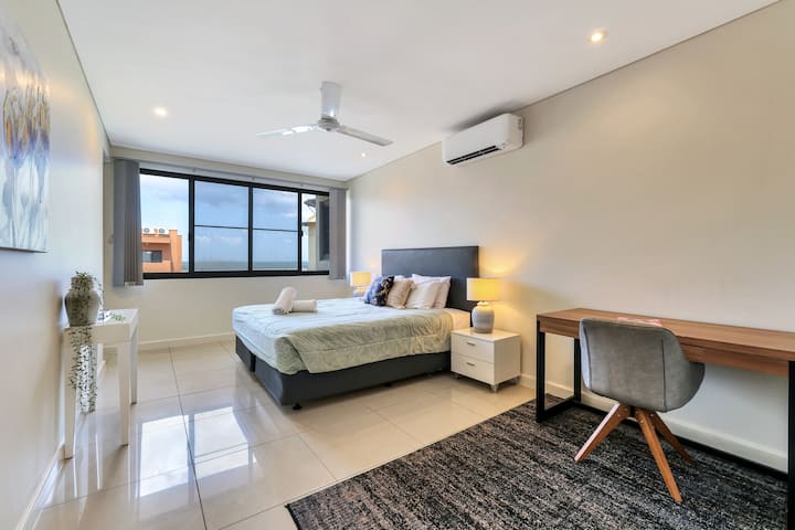 ห้องนอนใหญ่ขนาดใหญ่พร้อมโต๊ะทำงานเสื้อคลุมเดินผ่านและห้องน้ำส่วนตัวขนาดใหญ่