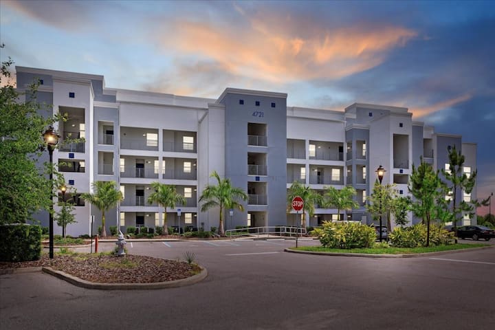 2 Bedroom / 2 Bathroom Storey Lake (4721-203 Ct) - Lake Buena Vista, FL