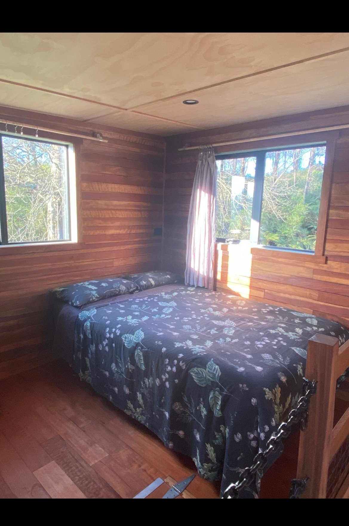 Double bed at Lone Oak Eco Cabin in Okoroire