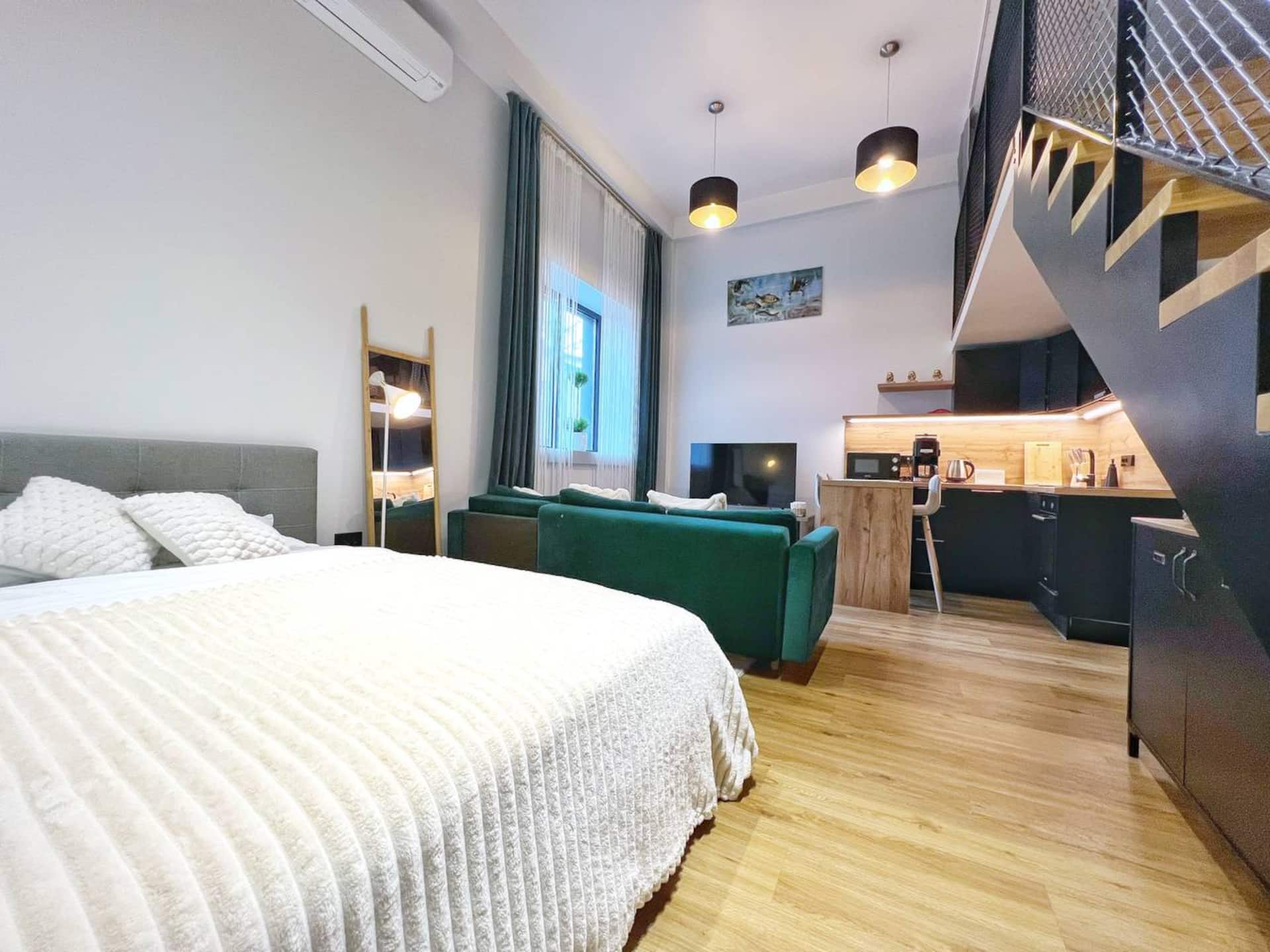 XXL Two-Level Old Town Loft • Free Gym
