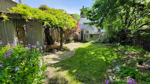 Charlie the Cottage: A Downtown Sweet Spot!