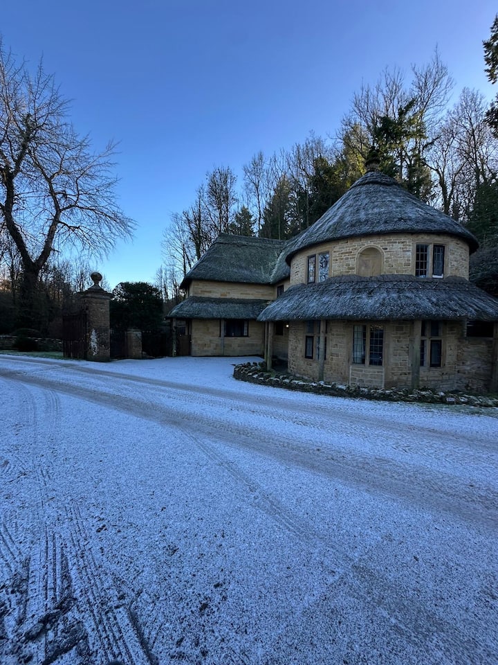 Round Lodge Dorset thatched cottage-Nether Compton in Dorset