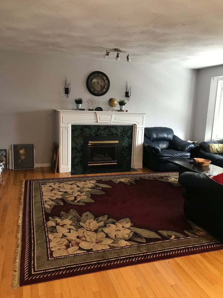Queen Bedroom Shared Bath West Kelowna - West Kelowna
