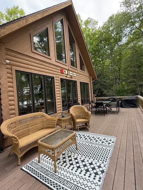 Family-friendly cozy log cabin nestled on lake