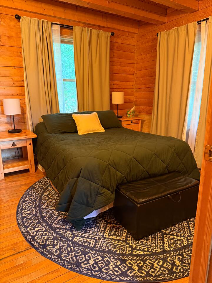 Ამ ოთახში არის სრული ზომის საწოლი, ბოლო მაგიდები ლამპებით, რომლებშიც შეგიძლიათ შეაერთოთ თქვენი ტელეფონი და არასავალდებულო სამუშაო მაგიდა (ის იკეცება, როცა არ გჭირდებათ).
Დამატებითი ლეიბის მქონე შეკვრა ინახება ამ საწოლის ქვეშ და საჭიროებისამებრ შესაძლებელია სხვა ოთახებში გადატანა.