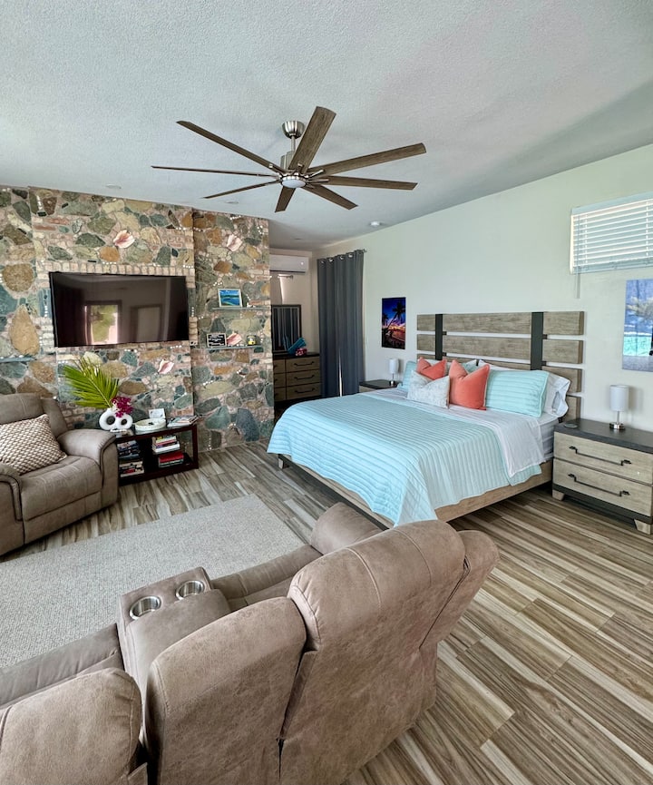 Sunset Hideaway King Suite-close to town/oceanview - Villas for