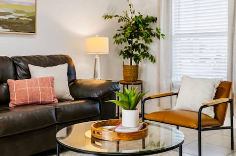 Spotless 4BR Tampa Home · Backyard · Pet-Friendly