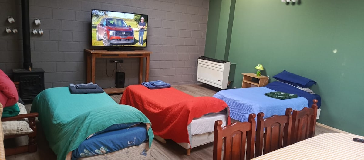 בסטודיו יש Wi-Fi ורמקול Bluetooth.