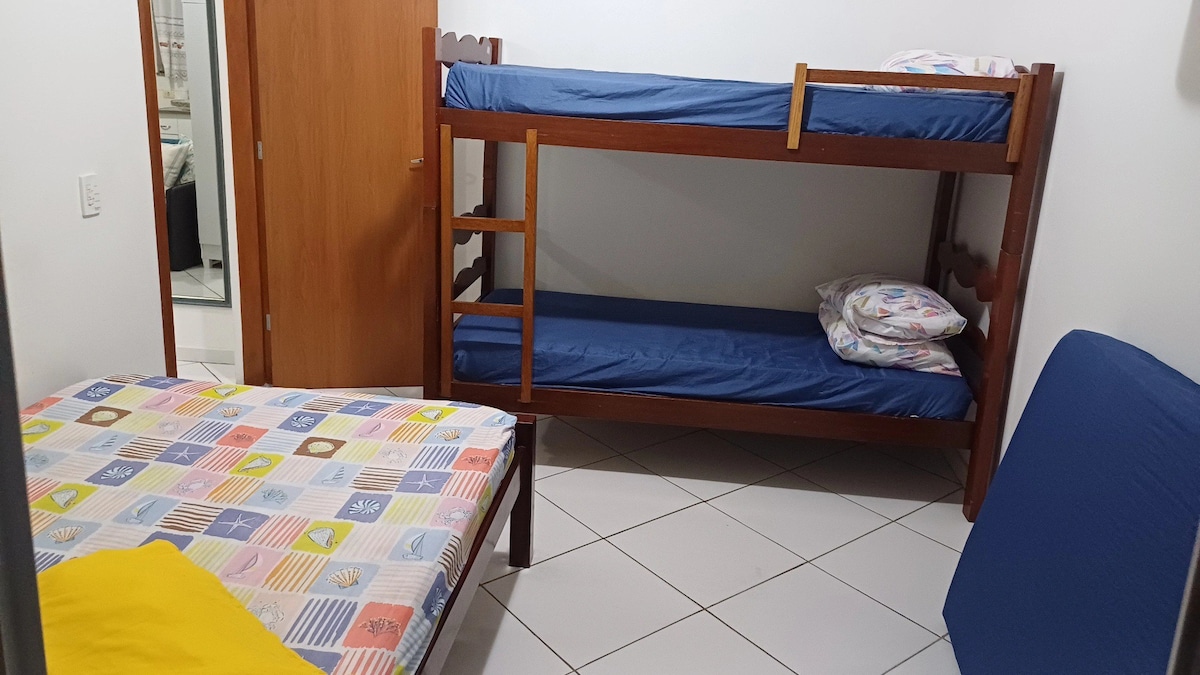 El departamento tiene 01 litera , 01 cama doble y 01 colchón. ¡Ofrecer un máximo de 5 huéspedes pueden quedarse! ¡Recuerda completar la cantidad correcta de huéspedes cuando reserves ! ¡Gracias!