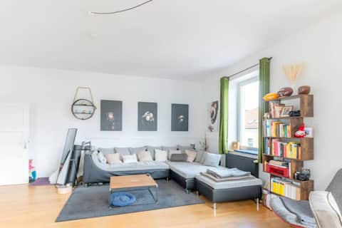 Top Airbnb: 90 sqm apartment right in the heart of Munich in Westend