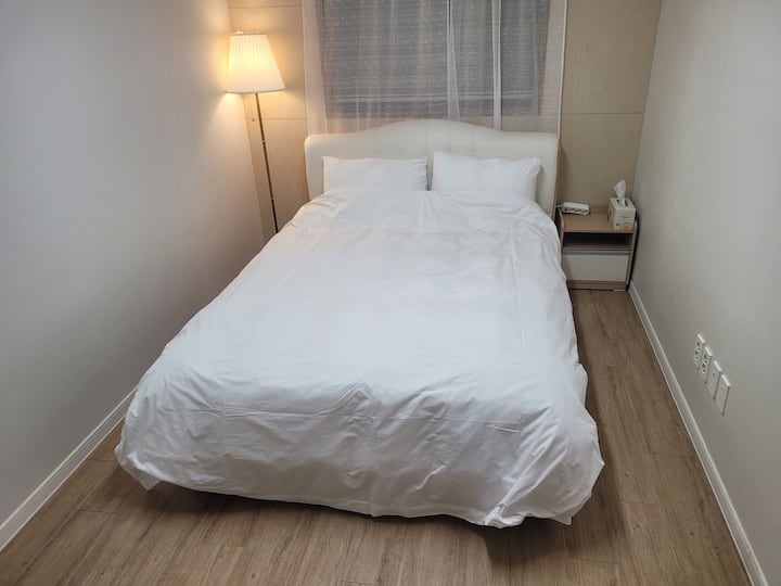 Izba 1: manželská posteľ Queen v hotelovom štýle, individuálna klimatizácia, osvetlenie, toaletný stolík 