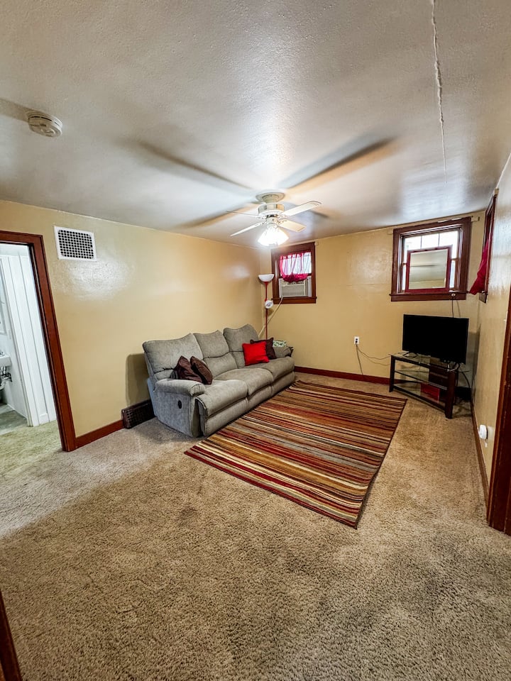 Cozy 1-bedroom Apartment, Free Parking! - Bismarck, ND
