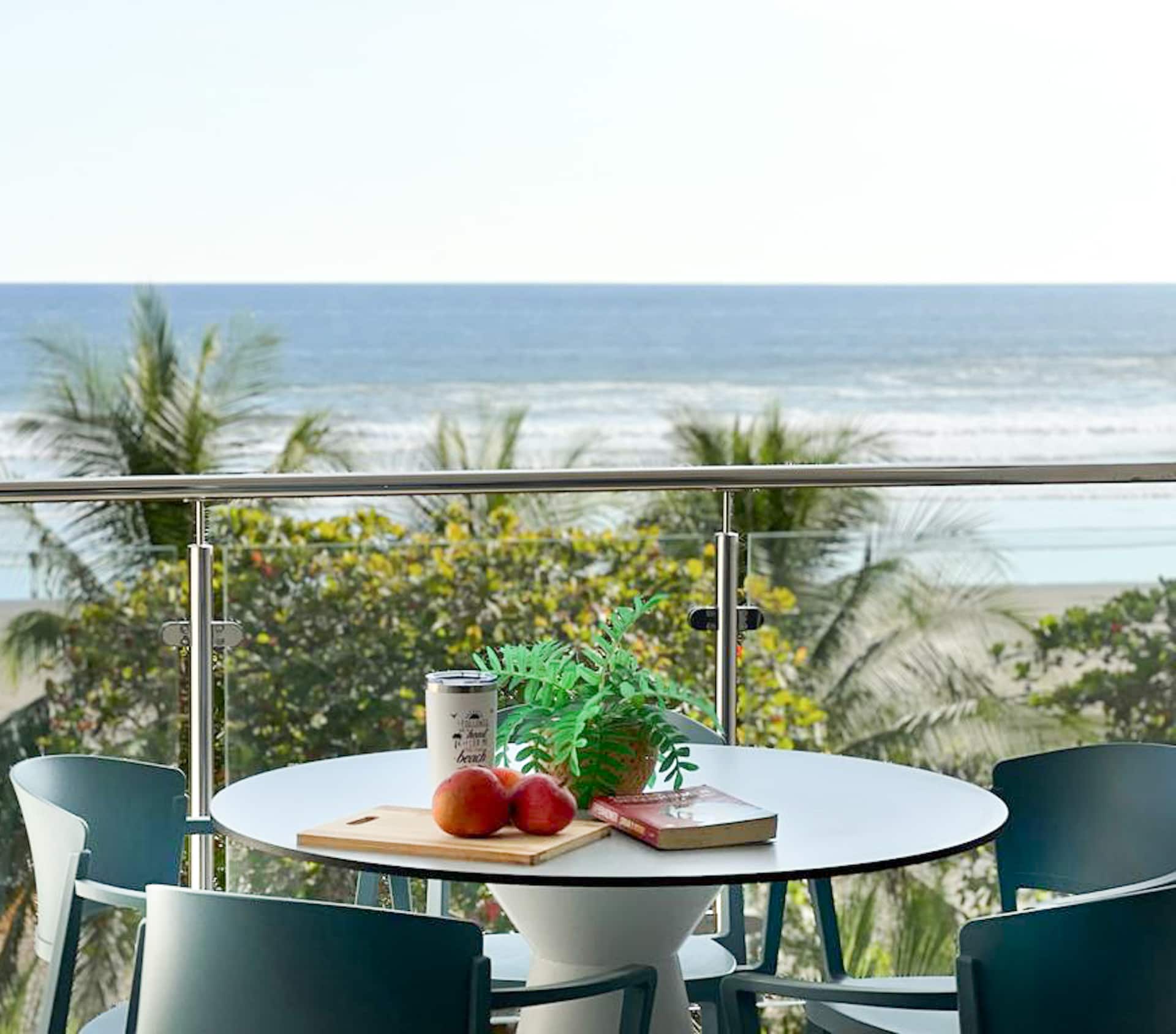 Direct access to Bejuco Beach-wifi-A/C-parking