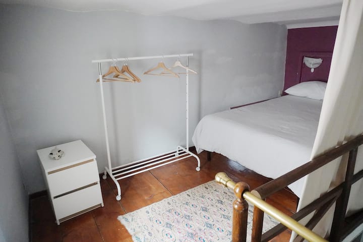 Mezzanine bedroom kung saan matatanaw ang sala na may double bed 