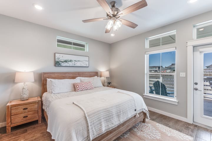 King Bed Downstairs, accessible to back deck.