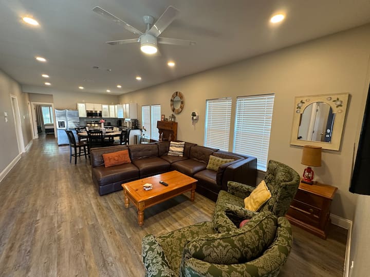 Sleeps 8, 4 Queen Beds, W/ Poker Table And Games! - Fort Worth, TX