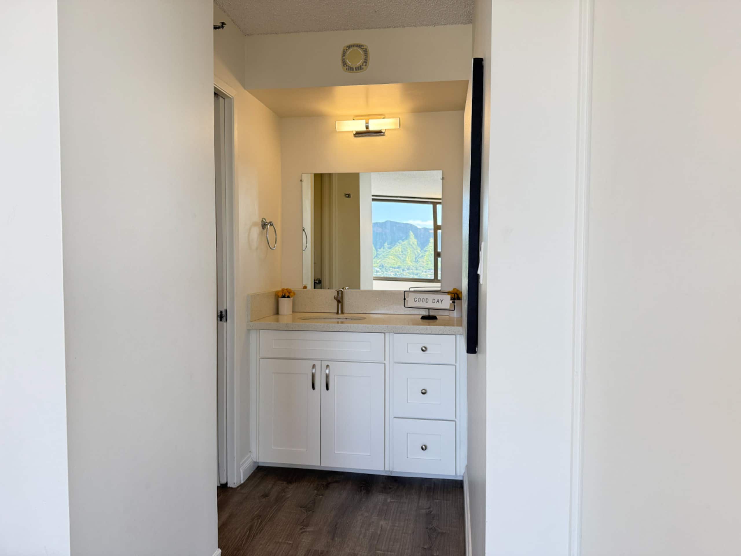 Condo in Honolulu · ★4.79 · 1 bedroom · 4 beds · 1 private bath - Image 13