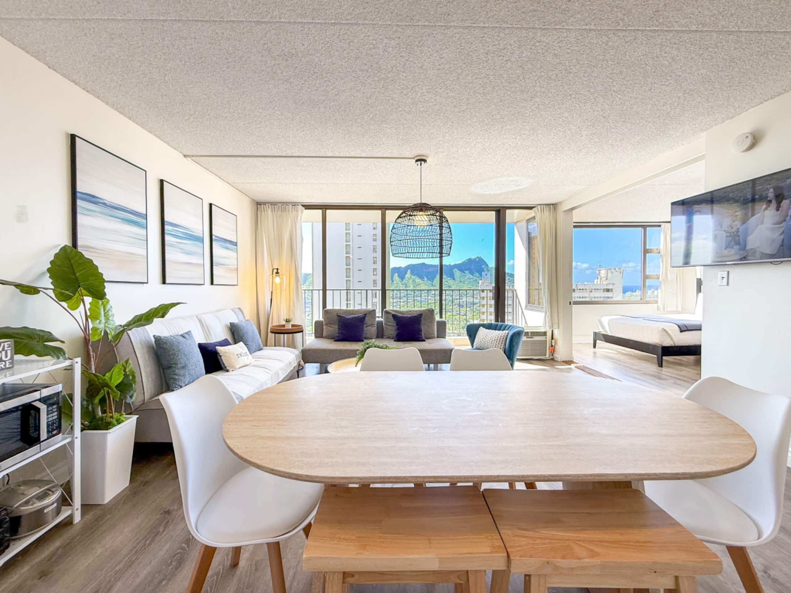 Condo in Honolulu · ★4.79 · 1 bedroom · 4 beds · 1 private bath - Image 2
