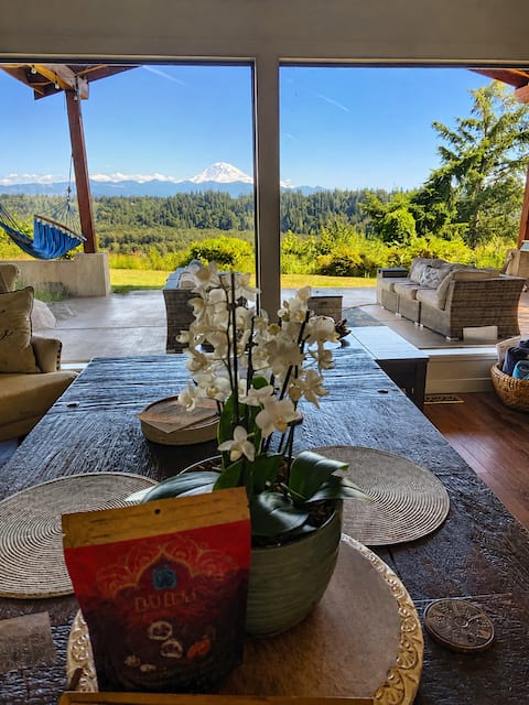Stunning Mt Rainier View home, hot tub, fire pit.