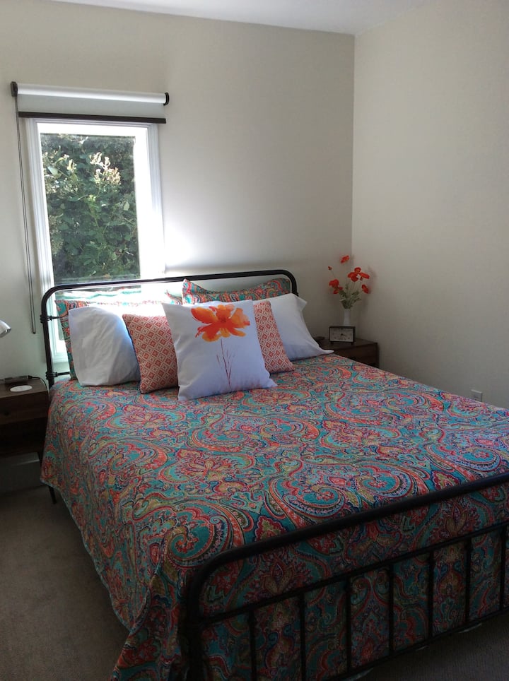 Cama tamaño queen en un dormitorio extragrande con sofá de dos plazas y espacio de trabajo dedicado.
Soportes giratorios para TV Roku para ver desde la cama o el escritorio.