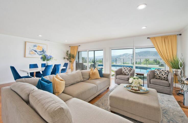 Stunning Home with VIEWS (pool/jacuzzi) gallery image 4