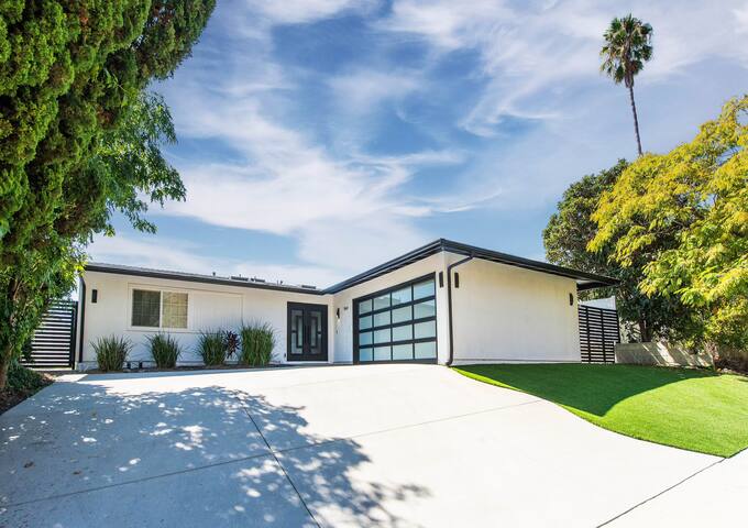 Stunning Home with VIEWS (pool/jacuzzi) gallery image 2