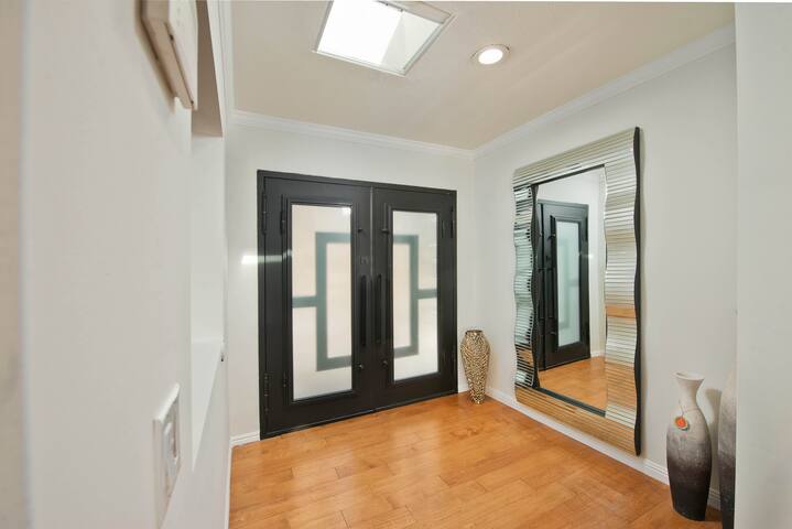 Stunning Home with VIEWS (pool/jacuzzi) gallery image 3