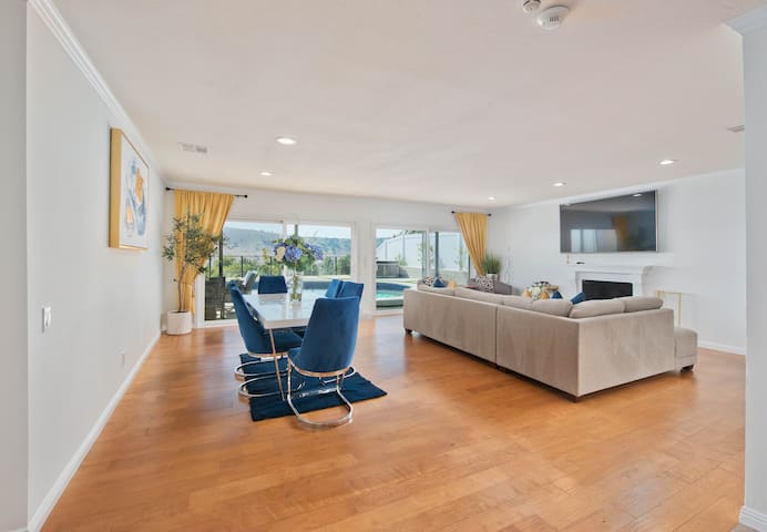 Stunning Home with VIEWS (pool/jacuzzi) gallery image 5