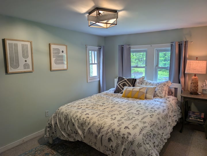 غرفة نوم بسرير بحجم كبير في الطابق العلوي 