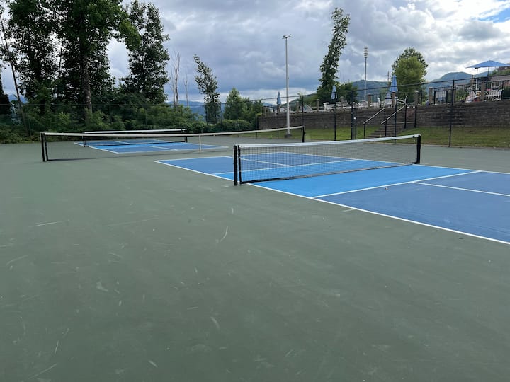 Summer fun! Hot tub, arcade, community pool & more