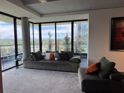 Top Airbnb: 21 South Apartment Executive Escape in City